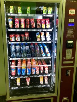 В соответствии с решением Комитета Совета Федерации по аграрно-продовольственной политике и природопользованию от 27.04.2023 № 3.7-09/1996 и поддержке правительства Санкт-Петербурга в лице вице-губернатора и Комитета по Образованию на территории детских образовательных учреждений Санкт-Петербурга и Ленинградской области о устанавливают вендинговые автоматы с дополнительным питанием для учащихся.

Согласно СанПиН для организации дополнительного питания детей в организованных детских коллективах допускается реализация пищевой продукции через аппараты для автоматической выдачи пищевой продукции (согласно подпункту 3.2 пункта 8 постановления Главного государственного санитарного врача РФ от 27.10.2020 № 32 «Об утверждении санитарно-эпидемиологических правил и норм СанПиН 2.3/2.4.3590-20 «Санитарно-эпидемиологические требования к организации общественного питания населения»).

Установка вендинговых автоматов в нашей школе — хороший способ обеспечить учеников здоровым и удобным питанием между основными уроками и занятиями по внеурочной деятельности и дополнительного образования. 

Важно учитывать следующие аспекты:
•	Учащиеся получают возможность быстро перекусить, не покидая территорию школы.
•	Если ребенок остается в группе продленного дня, на дополнительные занятия, секции и кружки, он больше НЕ будет зависеть от режима работы столовой, так как сможет пробрести питательный перекус в любое время.
•	Родители могут больше не переживать, если забудут или не успеют положить ланч в рюкзак своего ребенка. Вендинговый автомат выручит и частично избавит от лишних домашних забот.
•	Выбор продуктов: Можно предложить широкий ассортимент закусок и напитков.
•	Вендинговый автомат позволяет даже самым маленьким и скромным ребятам успеть приобрести и съесть перекус за небольшую перемену.
•	Развитие культуры здорового питания: Регулярная доступность здоровых продуктов способствует формированию правильных пищевых привычек среди школьников.

Полноценного питания вендинг-аппарат заменить не может, но соблюдение принципов здорового питания в образовательных учреждениях возможно в случае, если наполнителями вендинг-аппарата будут напитки и продукты, разрешенные для питания детей.

Таким образом, установка вендинговых аппаратов в образовательных учреждениях является перспективным направлением развития школьного питания, которое способно решить ряд проблем и повысить уровень удовлетворенности родителей и самих обучающихся качеством предоставляемых услуг.